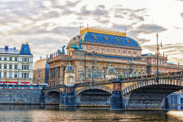 teatro nacional de praga, vista desde el río moldava - classic europe urban scene prague fotografías e imágenes de stock