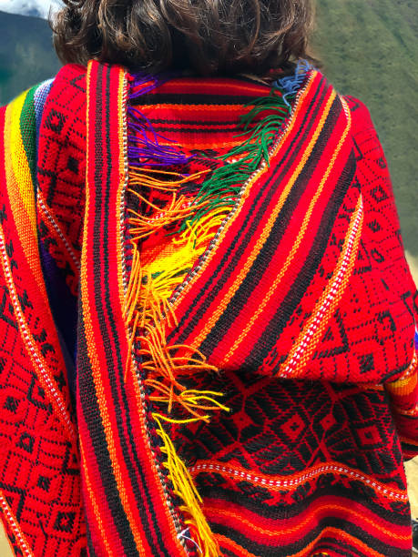 voyageur femme vêtue de magnifique poncho péruvien coloré au machu picchu, l’une de la sept nouvelle merveille du monde, région de cuzco, urubamba province. mise au point sélective - new seven wonders of the world photos et images de collection