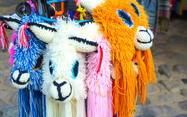 chapeaux de tête coloré péruviens lama sur le marché à machu picchu, l’une de la nouvelle merveille sept du the world, région de cuzco, au pérou, province de urubamba. mise au point sélective, costume traditionnel - new seven wonders of the world photos et images de collection