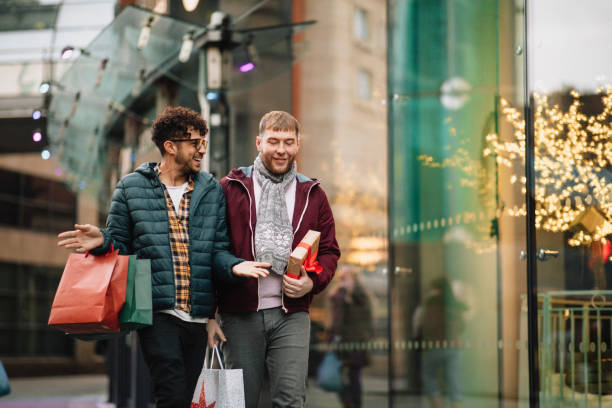 shopping per natale - christmas shopping foto e immagini stock