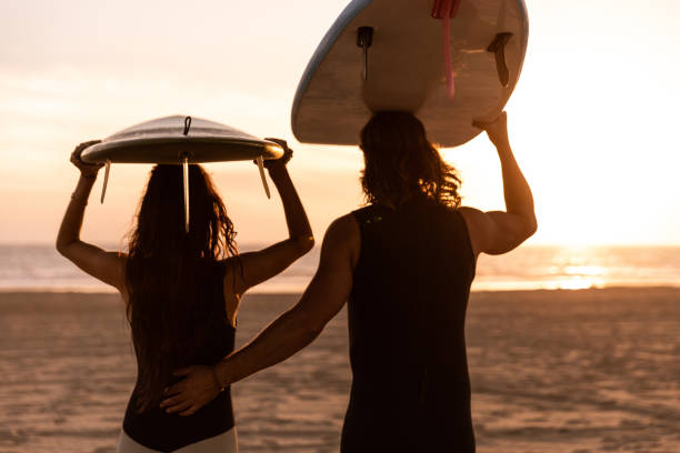 istock Hip couple in Venice going to surf in the Pacific Ocean 1090961428