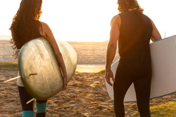 istock Hip couple in Venice going to surf in the Pacific Ocean 1090961532