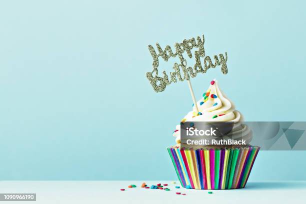 Cupcake Di Buon Compleanno - Fotografie stock e altre immagini di Compleanno - Compleanno, Torta di compleanno, Cupcake