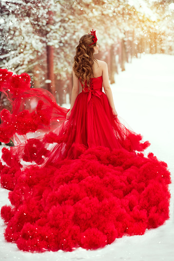 Perioperativ periode Det er det heldige Tage med Woman Red Dress And Winter Snow Fashion Model In Ruched Waving Gown Rear  View Stock Photo - Download Image Now - iStock