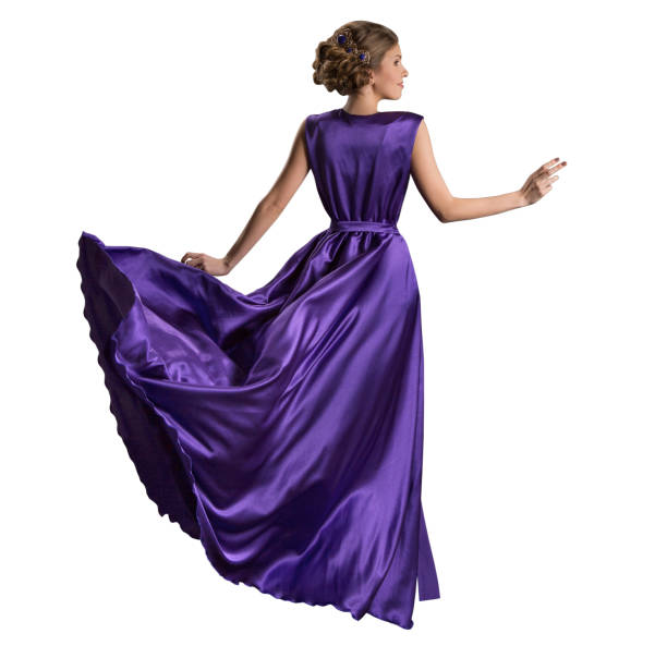 женщина пурпурное платье, модель в длинном развевающемся платье, назад задний вид, белый изолированный - full hair стоковые фото и изображения