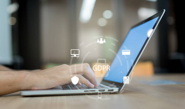 close up asian programmer man working to setting security code on laptop at home office with virtual interface of GDPR (General Data Protection Regulation ) , privacy personal data concept cierre a hombre asiático programador trabajando a código de seguridad de configuración en ordenador portátil en casa oficina con interfaz virtual de gdpr (general reglamento de protección de datos), concepto de privacidad de datos personales
