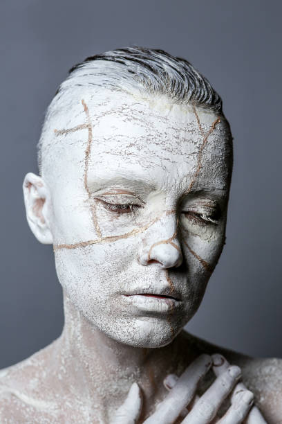 여자의 초상화를 아트 클레이에 덮여 - statue human face women human skin 뉴스 사진 이미지