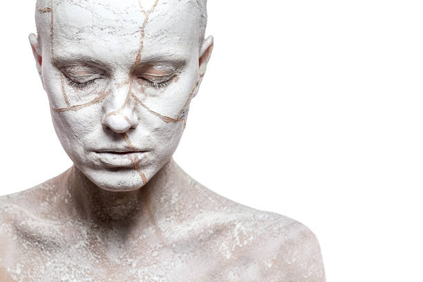 얼굴에 점토와 아름 다운 여자 - statue human face women human skin 뉴스 사진 이미지