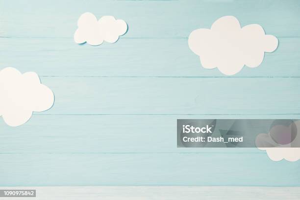 Niedliche Kinder Oder Babykarte Weiße Wolken Auf Den Hellblauen Holz Hintergrund Tonned Stockfoto und mehr Bilder von Bildhintergrund