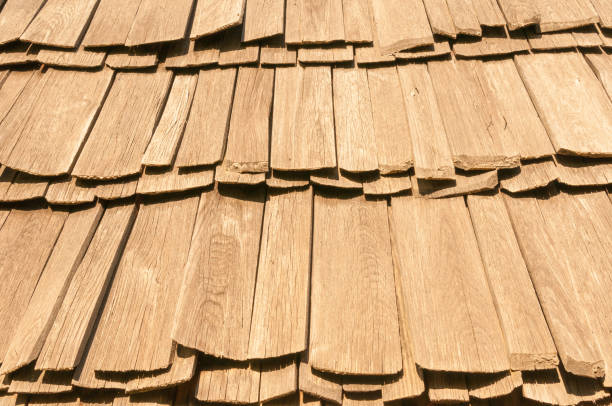 vecchio tetto in tegola di legno di colore marrone - shingle bank foto e immagini stock