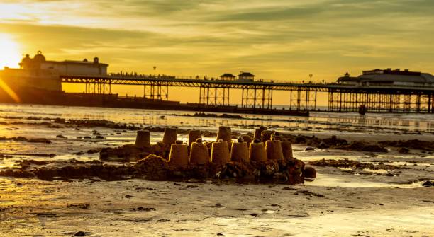 castello di sabbia - sandcastle beach norfolk sand foto e immagini stock