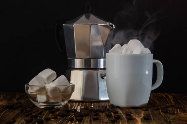 состав кофе - кофеварка, белая чашка кофе и десерт - пространство стоковые фото и изображения