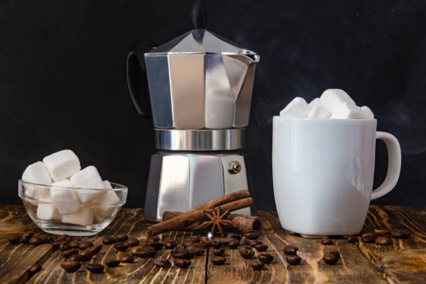 состав кофе - кофеварка, белая чашка кофе и десерт - пространство стоковые фото и изображения