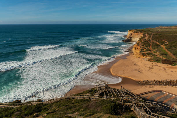 ribeira de ilhas plaża ericeira wsi, portugalia. - ericeira zdjęcia i obrazy z banku zdjęć