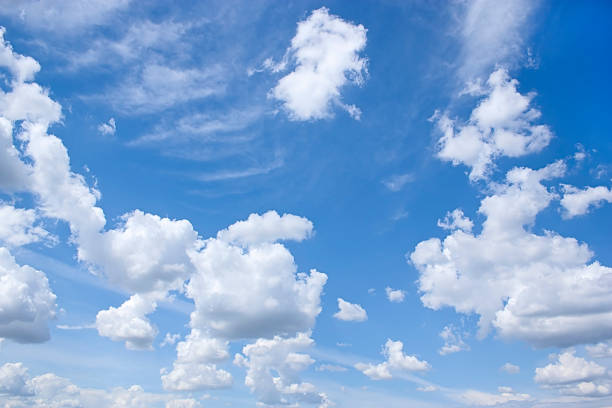 красивое голубое небо с белыми облаками. - cloud sky white aerial view стоковые фото и изображения