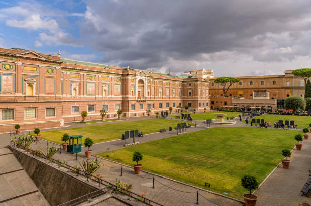 plaza jardín - visión gran angular de jardín plaza, en frente del edificio de galería pinacoteca, una entrada de la clave turismo apuntan a museos vaticanos y los jardines del vaticano, en una mañana parcialmente nublada de octubre. ciudad del vatican - art museum museum architecture bench fotografías e imágenes de stock