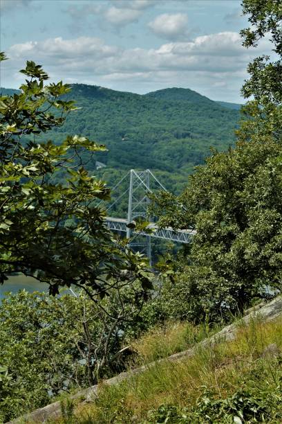 vista del puente de la montaña del oso en nueva york - bear mountain bridge fotografías e imágenes de stock