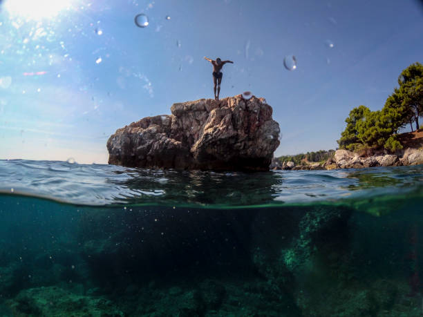 mannen hoppar in vatten från klipporna wild - kustlinje videor bildbanksfoton och bilder
