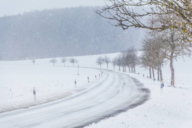 branco vazio inverno gelado nevado estrada faixa sem o tráfego - car winter road reflector snow - fotografias e filmes do acervo