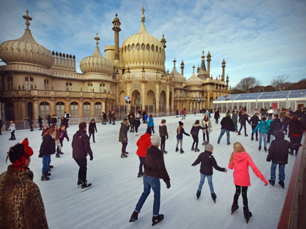 pattinatori su ghiaccio del padiglione brighton - family child crowd british culture foto e immagini stock