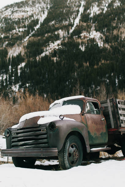 istock Vintage Truck Covered in Snow 1091081926