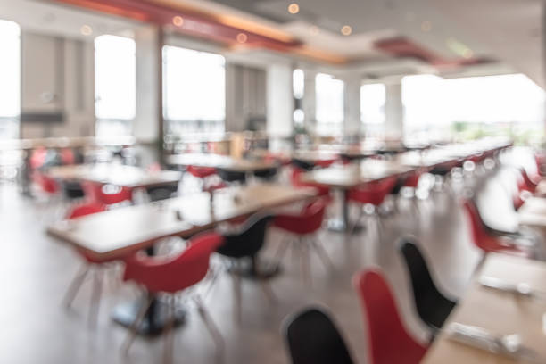 cantina, lanchonete, hotel restaurante borrão fundo embaçado de jantar mesa e cadeira na escola ou universidade comida instalação interior vazio salão - cantina - fotografias e filmes do acervo