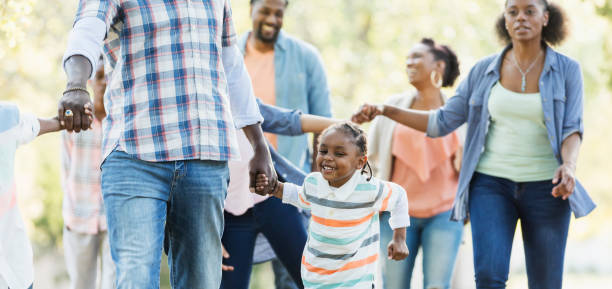 kleinen afroamerikanischen jungen gehen mit großen familie - african ethnicity brother ethnic little boys stock-fotos und bilder