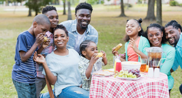 grande famille afro-américaine ayant barbecue de jardin - oncle photos et images de collection