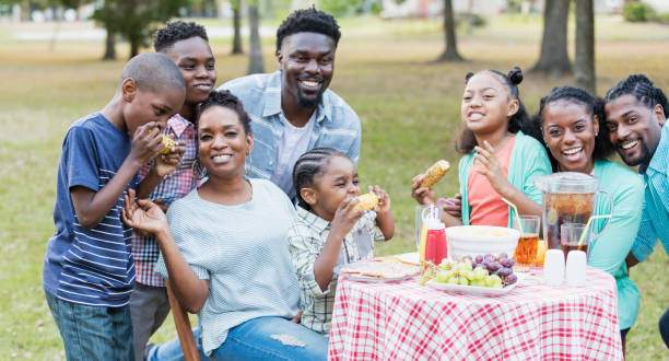 duża afroamerykańska rodzina o przydomowym gotowaniu - uncle zdjęcia i obrazy z banku zdjęć