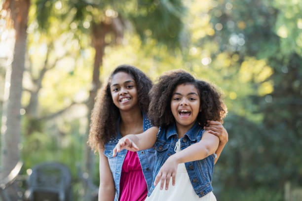 africano-americana adolescente com a irmã no parque - só meninas adolescentes - fotografias e filmes do acervo