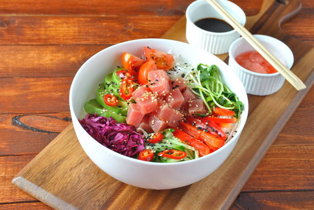 tuna poke bowl with crystal noodles - crystal noodles imagens e fotografias de stock