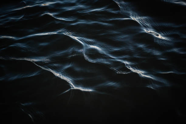 modèles dans la nature, les vagues sombres et eau - murky water photos et images de collection