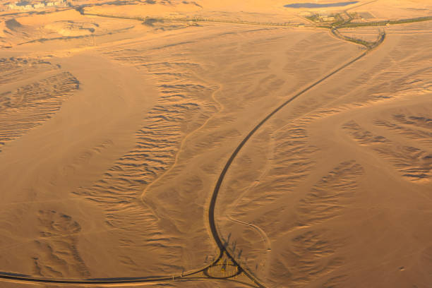vista aérea no deserto e montanhas do mar vermelho do avião - beautiful horizontal arabia hurghada - fotografias e filmes do acervo