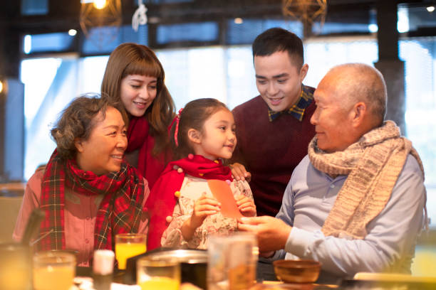 familia asiática feliz cenando y celebrando el año nuevo chino - grandmother child senior adult multi generation family fotografías e imágenes de stock