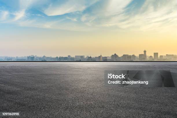Skyline Der Stadt Und Bauten Mit Leeren Asphaltstraße Bei Sonnenaufgang Stockfoto und mehr Bilder von Asphalt