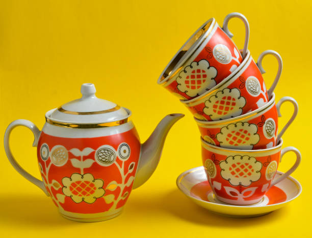 stapel retro-tassen und teekanne auf gelbem hintergrund. - old fashioned tea cup victorian style beauty stock-fotos und bilder