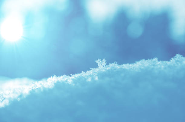 słoneczne zimowe tło świąteczne z zaspami śnieżnymi na pierwszym planie i rozmytym leśnym krajobrazem na tle. - fairy tale abstract light effect sunny zdjęcia i obrazy z banku zdjęć