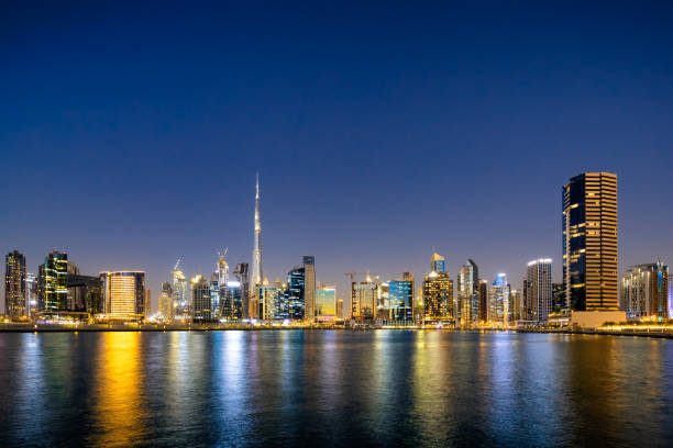 skyline de dubai e modernos arranha-céus de noite - middle east highway street night - fotografias e filmes do acervo