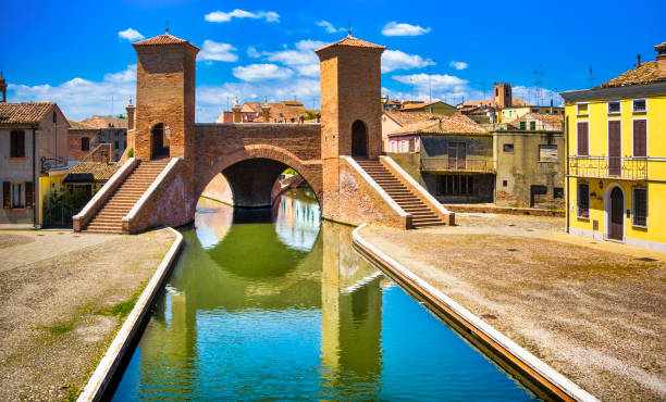 ponte a tre per la strada comacchio, tre ponti o trepponti. ferrara, emilia romagna italia - ferrara foto e immagini stock