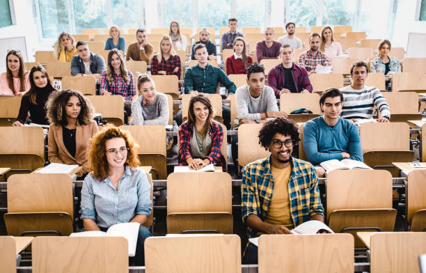 講堂の幸せな学生の大規模なグループ。 - lecture hall college student university multi ethnic group ストックフォトと画像