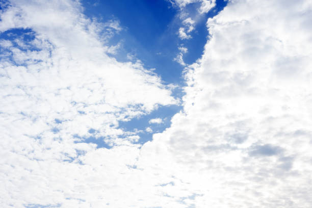 劇的な冬のダイナミックな曇り空。 - meteorology sky cloud light ストックフォトと画像