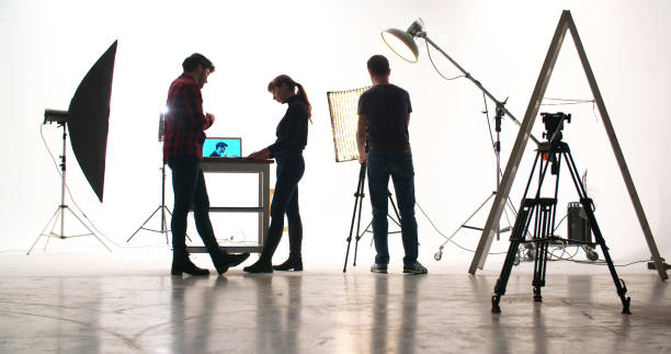 equipo de la película en el estudio - preparación fotos fotografías e imágenes de stock