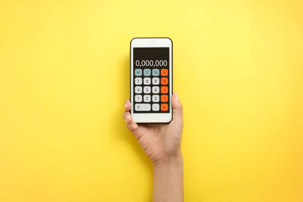 ручной калькулятор мобильного телефона. - hand calculator стоковые фото и изображения
