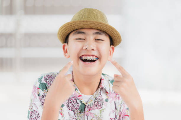 homem jovem ou menino sorrir com dentes aparelho dental para o fundo de saúde ou médico. - dental floss brushing teeth dental hygiene dental equipment - fotografias e filmes do acervo