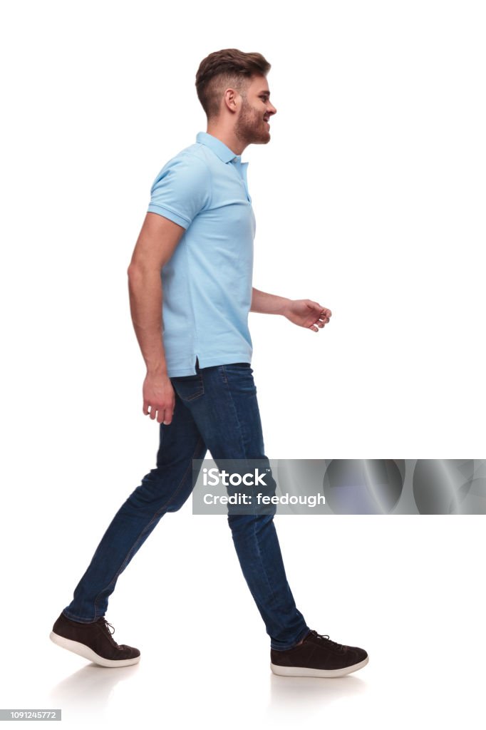 vista lateral de hombre casual camisa polo azul caminando - Foto de stock de Andar libre de derechos