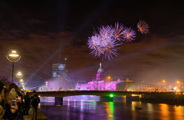 personalizado casa dublin, irlanda - fogos de artifício de ano novo 1 de janeiro de 2019 - dublin ireland custom house famous place republic of ireland - fotografias e filmes do acervo