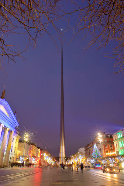 il monumento alla guglia a dublino nel periodo natalizio - republic of ireland dublin ireland bus city foto e immagini stock