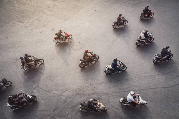 vue aérienne d’un trafic à hanoi, vietnam - motorcycle road journey travel photos et images de collection