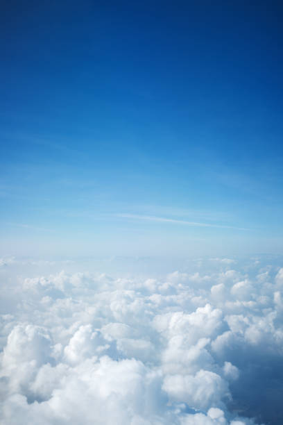 lot nad pięknymi chmurami - stratosphere sky cloud blue zdjęcia i obrazy z banku zdjęć