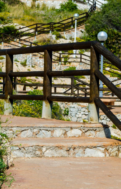 деревянная набережная вдоль морского побережья, расположенная на скале в ринкон-де-ла-виктория, коста-дель-соль, андалусия - costa victoria стоковые ф�ото и изображения